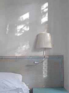 马尔米堡米尼翁酒店的床头桌旁的灯