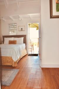 拿撒勒Northside Studio Vacation Rental的一间卧室配有一张床,铺有木地板