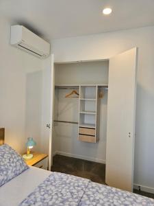 SilverdaleTui Nest Garden Unit的一间卧室配有一张床和一个衣柜