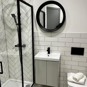 格拉斯哥1 bed Apt in West End的白色的浴室设有水槽和镜子