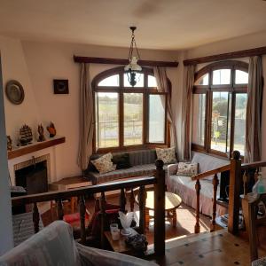 尼坡帝Olive tree 5 bedroom VIlla in Potidaia, Kassandra Chalkidiki的带沙发和2扇窗户的客厅