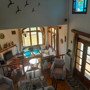 尼坡帝Olive tree 5 bedroom VIlla in Potidaia, Kassandra Chalkidiki的客厅的顶部景色,带有无意