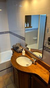 特雷多斯ERA CASETA的浴室配有盥洗盆、镜子和浴缸