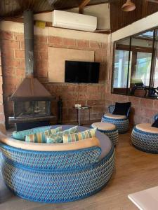 圣玛丽亚Rancho的带沙发和壁炉的客厅