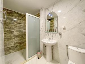 乌尔齐尼Imperial Hotel的白色的浴室设有水槽和淋浴。