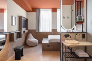 鹿特丹The Usual Rotterdam的酒店客房设有水槽和一张床