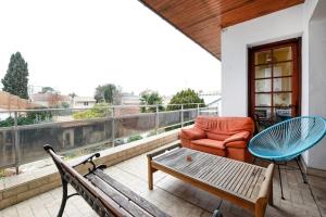 波尔多appartement bordeaux的阳台配有沙发和茶几