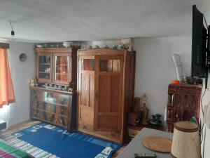 ProdLazar Mihai Gabriel的厨房配有木制橱柜和桌子