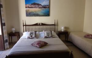 切法卢Sicilian Dream Apartments的一间卧室配有一张带两个枕头的床