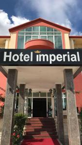 乌尔齐尼Imperial Hotel的建筑前的旅馆皇牌