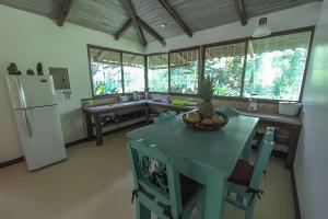 曼萨尼约Jungle Dreamz的厨房配有蓝色桌子和冰箱