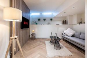 阿姆斯特丹Central Luxury Apartment的客厅配有沙发和桌子