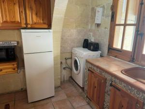 萨奈特Farmhouse with Pool, Tas-Summiena Gozo的厨房配有冰箱和洗衣机。