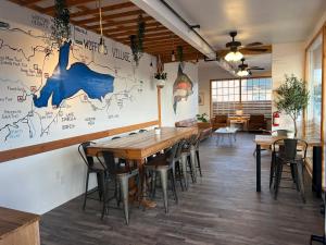 Wofford HeightsWofford Village Studios的餐厅设有木桌和椅子,墙上有地图