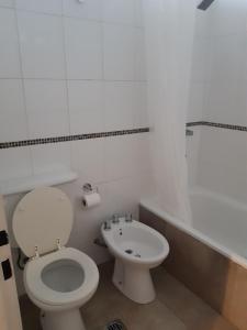 门多萨ENCANTOS DE MENDOZA Apartments的白色的浴室设有卫生间和水槽。