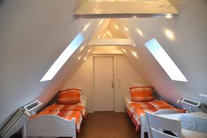 弗伦斯堡Brasseriehof的阁楼间设有两张床和天窗。