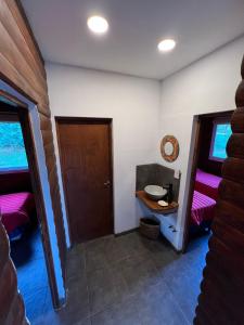 巴克罗斯La Josefina的客房设有带水槽和门的浴室