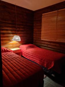 巴克罗斯La Josefina的一间卧室配有两张床和一盏灯