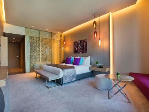 迪拜迪拜JBR尊贵里克瑟斯酒店的酒店客房,配有床和沙发