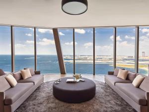 迪拜迪拜JBR尊贵里克瑟斯酒店的带沙发和桌子的客厅以及大窗户。