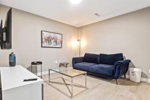 渥太华14 minutes from downtown, Luxury home in Nepean的客厅配有蓝色的沙发和桌子