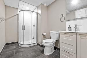 渥太华14 minutes from downtown, Luxury home in Nepean的带淋浴和卫生间的白色浴室
