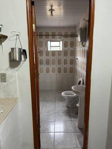 圣若泽-杜巴雷鲁Casa na Roça em São José do Barreiro SP的一间带卫生间和水槽的浴室