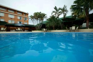 莱蒂西亚Hotel Anaconda的酒店前方的大型蓝色游泳池
