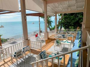 茶云莱海滩Baan Hin Sai Resort & Spa的享有海滩美景的阳台