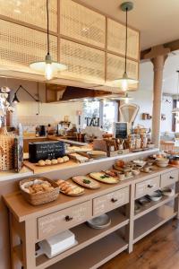 法蒂玛Casa Tosca的展示着许多不同类型的糕点的面包店