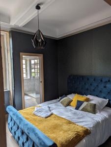 多勒Terrasse vue imprenable canal的一间卧室配有一张大床和蓝色床头板