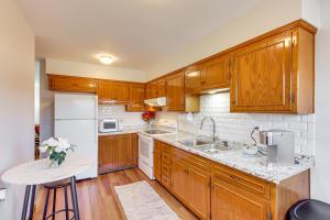 MerriamPet-Friendly Vacation Rental 10 Mi to Kansas City的厨房配有木制橱柜和白色冰箱。