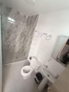 巴兰基亚CASA HOTEL YEMI的浴室配有卫生间、淋浴和盥洗盆。
