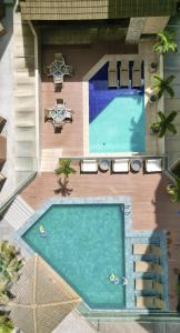 马塞约圣马力诺套房酒店的享有度假村游泳池的顶部景致