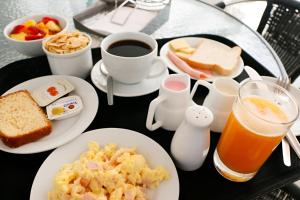 特鲁希略Hotel Country Trujillo的一张桌子,上面放着早餐食品和饮料