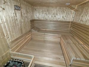 大洛西尼思维卡克拉森斯基酒店的铺有木地板,设有天花板的空桑拿浴室。