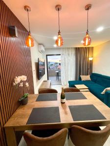 美洲海滩Las Americas Bungamar apartment的客厅配有桌子和蓝色沙发
