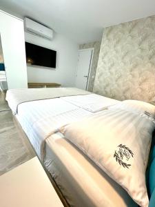 美洲海滩Las Americas Bungamar apartment的一间带大床和电视的卧室