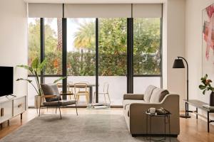迈阿密海滩Sonder 17WEST的客厅配有沙发、椅子和桌子