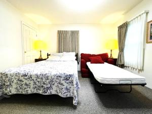 Bittersweet Inn的一间卧室配有一张床和一张红色的沙发