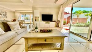 阿德耶Beautiful Villa Amorio - Private Heated Pool with Sea Views & WIFI的客厅配有沙发和桌子