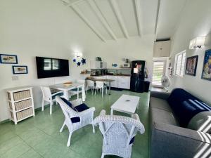拉贡Lagoon Ocean Resort 2 bdrm/2bath with beach access的客厅配有沙发和桌椅