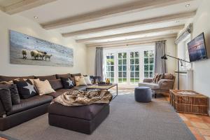 布拉德鲁普Familier Hygge Hus的客厅配有棕色沙发和电视