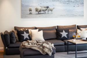 布拉德鲁普Familier Hygge Hus的客厅配有棕色长沙发,背面是羊