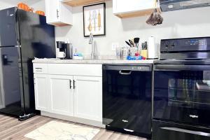 苏福尔斯Nallo Stays Home Away From Home!的厨房配有黑色家电和黑色冰箱。