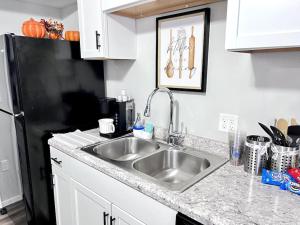 苏福尔斯Nallo Stays Home Away From Home!的厨房配有水槽和黑冰箱。