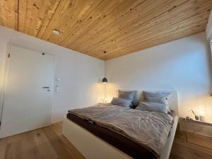 乌尔丁根-米赫尔霍芬STAY的一间卧室设有一张木天花板床。