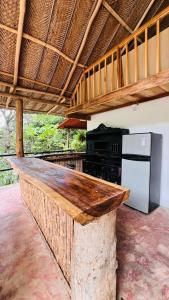 圣玛尔塔Cabaña la roca de minca sierra nevada的厨房配有木制台面和冰箱