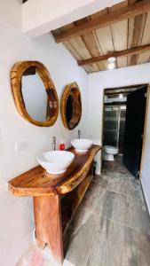 圣玛尔塔Cabaña la roca de minca sierra nevada的浴室设有两个水槽和两面墙上的镜子