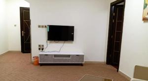 Al Asar almasi Suite Apartments的电视和/或娱乐中心